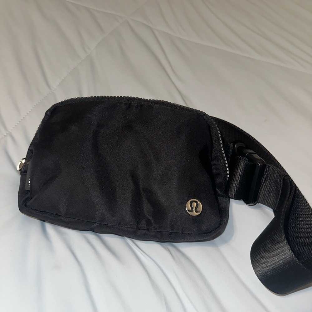lululemon athletica everywhere belt bag 1L black EUC